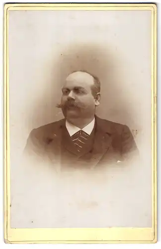 Fotografie unbekannter Fotograf und Ort, Portrait bürgerlicher Herr im Anzug mit Schnauzbart