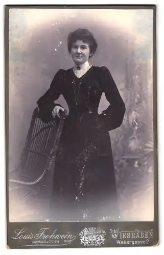 Fotografie Louis Frohwein, Wiesbaden, Webergasse 2, Portrait junge Dame im schwarzen Kleid