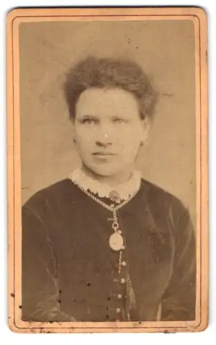 Fotografie Höfer, Berlin-O, Blumenstrasse 4-5, Portrait junge Dame mit Kragenbrosche und Amulett