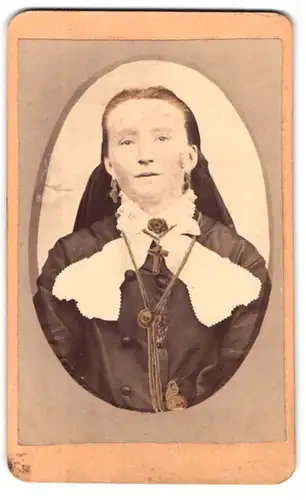 Fotografie unbekannter Fotograf und Ort, Portrait bürgerliche Dame mit Kragenbrosche und Kreuzkette