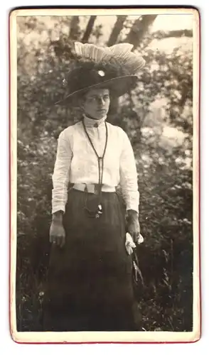 Fotografie unbekannter Fotograf und Ort, Portrait bürgerliche Dame in weisser Bluse mit Hut