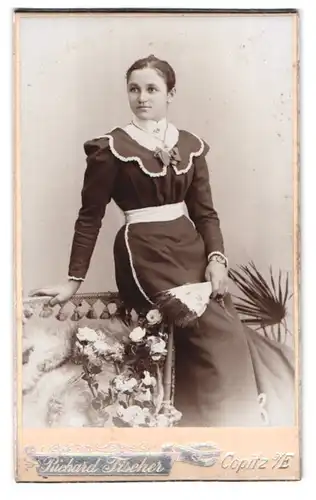 Fotografie Richard Fischer, Copitz a. E., Hauptstrasse 14, Portrait junge Dame im modischen Kleid mit Fächer