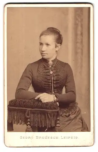 Fotografie Georg Brokesch, Leipzig, Zeitzerstrasse 2, Portrait junge Dame in hübscher Kleidung