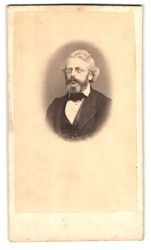 Fotografie L. Fleischhauer, Witzenhausen, Brustportrait bürgerlicher Herr mit Brille und Vollbart