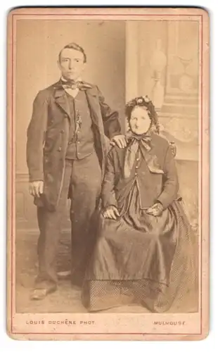 Fotografie Louis Duchêne, Mulhouse, Place de la Paix, Portrait bürgerliche Dame und Herr in zeitgenössischer Kleidung