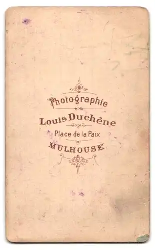 Fotografie Louis Duchêne, Mulhouse, Place de la Paix, Portrait bürgerliche Dame und Herr in zeitgenössischer Kleidung