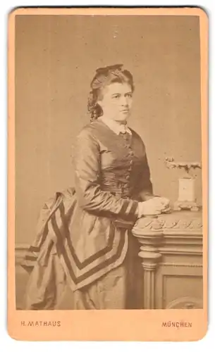 Fotografie H. Mathaus, München, Maximilianstrasse 13, Portrait junge Dame im modischen Kleid