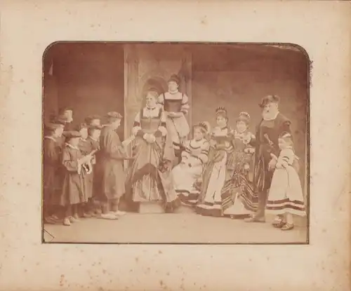 Fotoalbum 5 Original-Fotografien Lutherspiel zu Calbe a. S. 1888, Ansicht Calbe, Theaterszenen, Dialoge Handgemalte