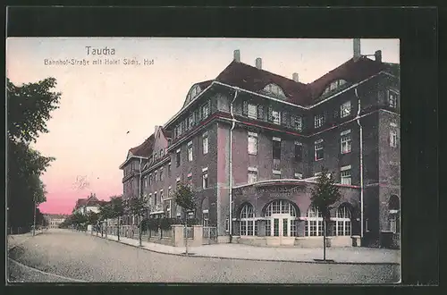 AK Taucha, Bahnhof-Strasse mit Hotel Sächs. Hof