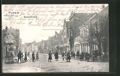 AK Husum, Mädchen auf der Norderstrasse mit Litfasssäule