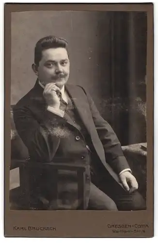 Fotografie Karl Brucksch, Dresden-Cotta, Warthaer-Strassse 4, Portrait eleganter Herr auf Stuhl sitzend