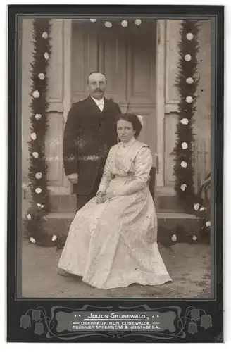 Fotografie Julius Grunewald, Oberneukirch, Neustadt / Sa., Portrait bürgerliches Paar in hübscher Kleidung