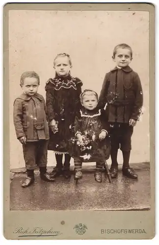 Fotografie Rich. Fritzsching, Bischofswerda, Portrait vier Kinder in zeitgenössischer Kleidung