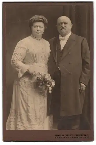 Fotografie Horst Meier, Dresden-A, Portrait älteres Paar in hübscher Kleidung mit Blumen