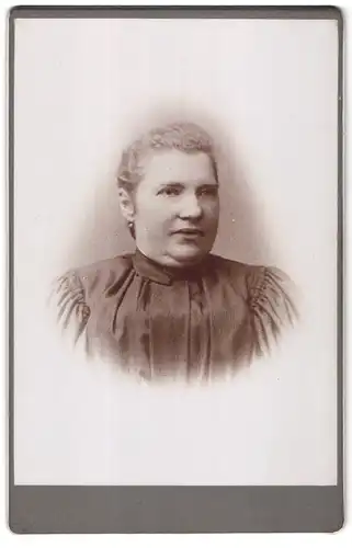 Fotografie Homolka, Ort unbekannt, Portrait bürgerliche Dame mit zurückgebundenem Haar