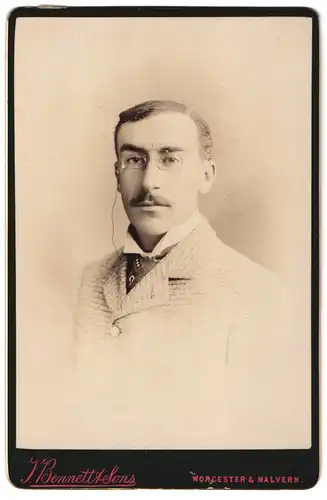 Fotografie J. Bennett & Sons, Worcester, Portrait bürgerlicher Herr mit Zwicker und Schnurrbart