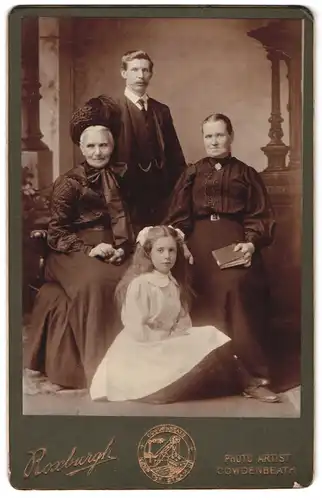 Fotografie Roxburgh, Cowdenbeath, Portrait bürgerliche Familie in eleganter Kleidung mit Buch