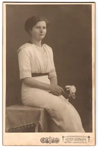 Fotografie Atelier Germania, Witten, Bahnhofstrasse 53, Portrait junge Dame im weissen Kleid mit Blume