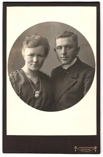 Fotografie Ludwig Mertens, Rendsburg, Portrait junges Paar in modischer Kleidung