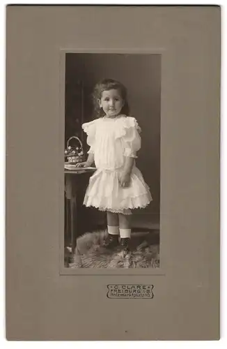 Fotografie C. Clare, Freiburg i / B., Holzmarktplatz 10, Portrait kleines Mädchen im weissen Kleid