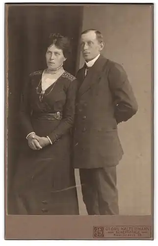 Fotografie Georg Haltermann, Eckernförde, Kielerstrasse 36, Portrait bürgerliches Paar in hübscher Kleidung