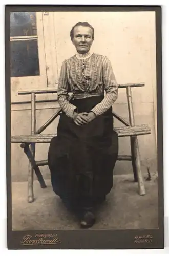 Fotografie Rembrandt, Basel, Freie-Str. 2, Portrait ältere Dame in hübscher Bluse auf Bank sitzend