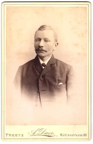Fotografie A. Duve, Preetz, Mühlenstrasse 88, Portrait modisch gekleideter Herr mit Zwirbelbart