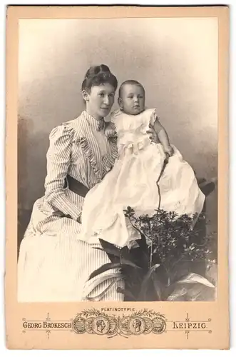 Fotografie Georg Brokesch, Leipzig, Portrait bürgerliche Dame mit Kleinkind auf dem Arm