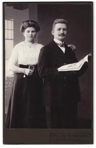 Fotografie H. Münden, Neumünden, Portrait junges Paar in hübscher Kleidung mit Zeitung