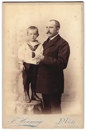 Fotografie F. Henning, Plön, Schlossberg, Portrait bürgerlicher Herr mit einem Jungen an der Hand