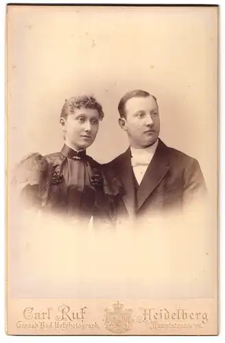 Fotografie Carl Ruf, Heidelberg, Hauptstrasse 146, Portrait junges Paar in eleganter Kleidung