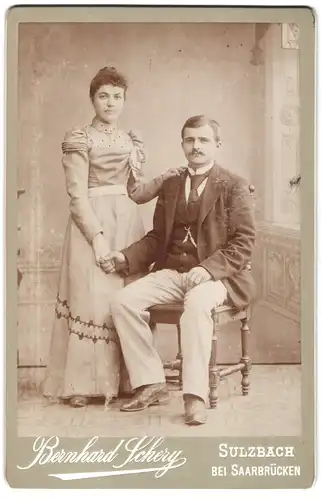 Fotografie Bernhard Schery, Sulzbach, Portrait modisch gekleidetes Paar sich an der Hand haltend