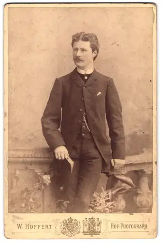 Fotografie W. Höffert, Hannover, Georg-Strasse 9, Portrait charmanter Herr mit Buch in der Hand