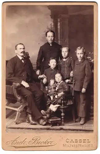 Fotografie Andr. Becker, Cassel, Moltkestrasse 3, Portrait bürgerliches Paar mit vier Kindern