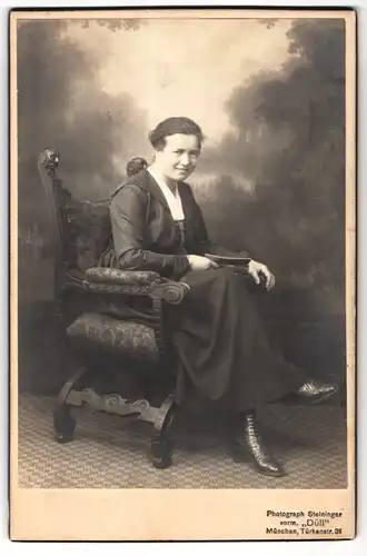 Fotografie Steininger, München, Türkenstrasse 31, Portrait bürgerliche Dame mit Heft auf Stuhl sitzend