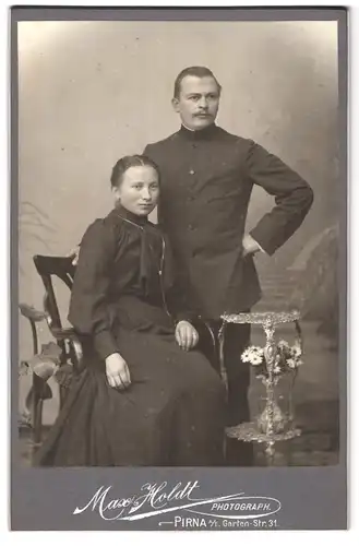 Fotografie Max Holdt, Pirna a / E., Garten-Strasse 31, Portrait Soldat in Uniform mit seiner Frau