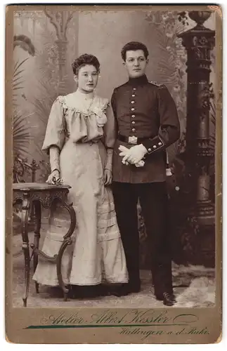 Fotografie Albert Kessler, Hattingen a / d. Ruhr, Portrait Soldat in Uniform mit seiner Frau