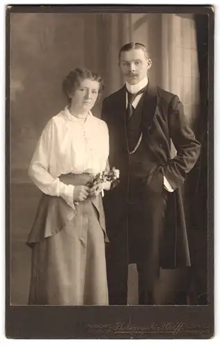 Fotografie Wolff, Elberfeld, Herzogstrasse 28, Portrait junges Paar in modischer Kleidung mit Blume