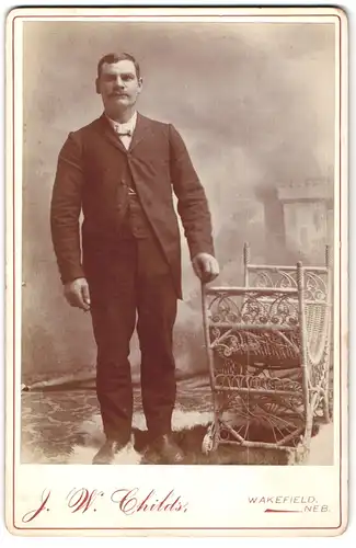 Fotografie J. W. Childs, Wakefield, Neb., Portrait bürgerlicher Herr im Anzug mit Fliege