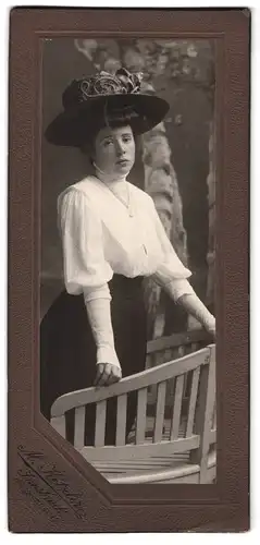 Fotografie M. Ketzler, Innsbruck, Heiliggeiststrasse 9, Portrait junge Dame in weisser Bluse mit Hut