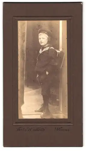 Fotografie Fritz Walloth, Mainz, Portrait kleiner Junge im Matrosenhemd mit Schulranzen