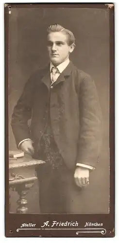 Fotografie A. Friedrich, München, Portrait junger Mann im Anzug mit Krawatte