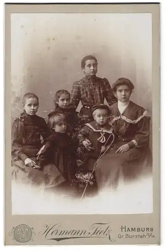 Fotografie Hermann Tietz, Hamburg, Gr. Burstah 12 / 14, Portrait junge Dame und fünf Kinder in modischer Kleidung