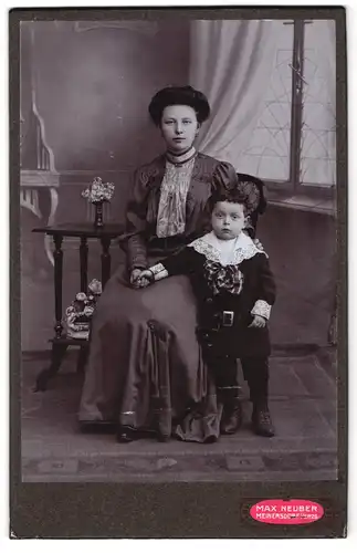 Fotografie Max Neuber, Meinersdorf i / Erzgeb., Portrait bürgerliche Dame mit kleinem Jungen an der Hand