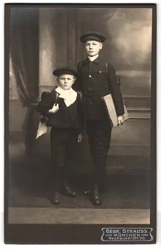 Fotografie Gebr. Strauss, München, Neuhauserstrasse 20, Portrait grösserer und kleinerer Junge mit Schulranzen