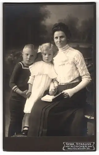 Fotografie Gebr. Strauss, München, Nauhauserstrasse 20, Portrait bürgerliche Dame mit zwei Kindern und Buch