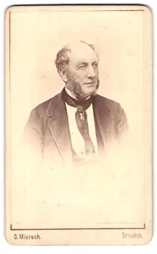 Fotografie C. Miersch, Dresden, Johannisplatz 18, Portrait Herr im feinen Anzug mit Halstuch und Backenbart