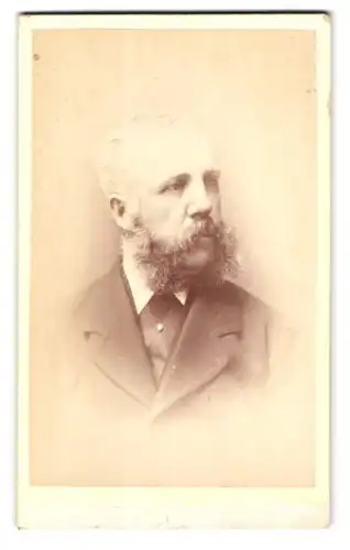 Fotografie F. Treble, Norwich, Victoria Hall, Portrait älterer Mann im Anzug mit krausem Franz Joseph Bart