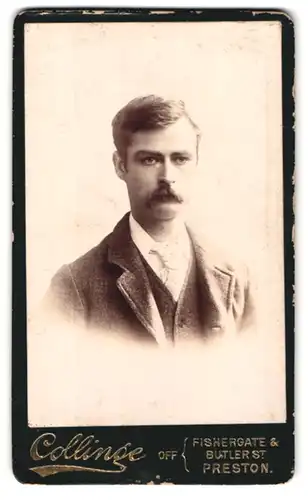 Fotografie Collinge, Preston, Fischergate, Portrait junger Mann im Tweed Anzug mit Schnauzbart