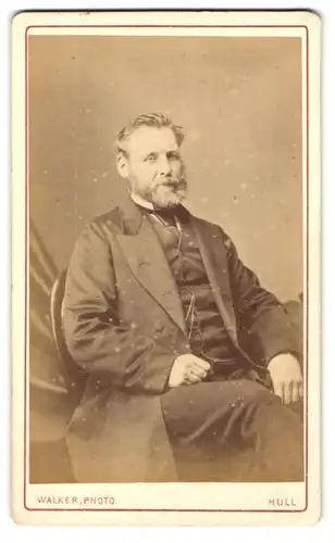 Fotografie James Walker, Hull, Anlaby Road, Portrait älterer Mann im abend Anzug mit Vollbart